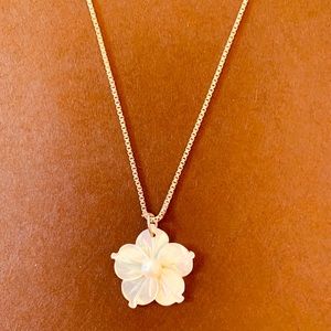 NWOT Pearlescent Iridescent Mermaid Flower Pendant Necklace